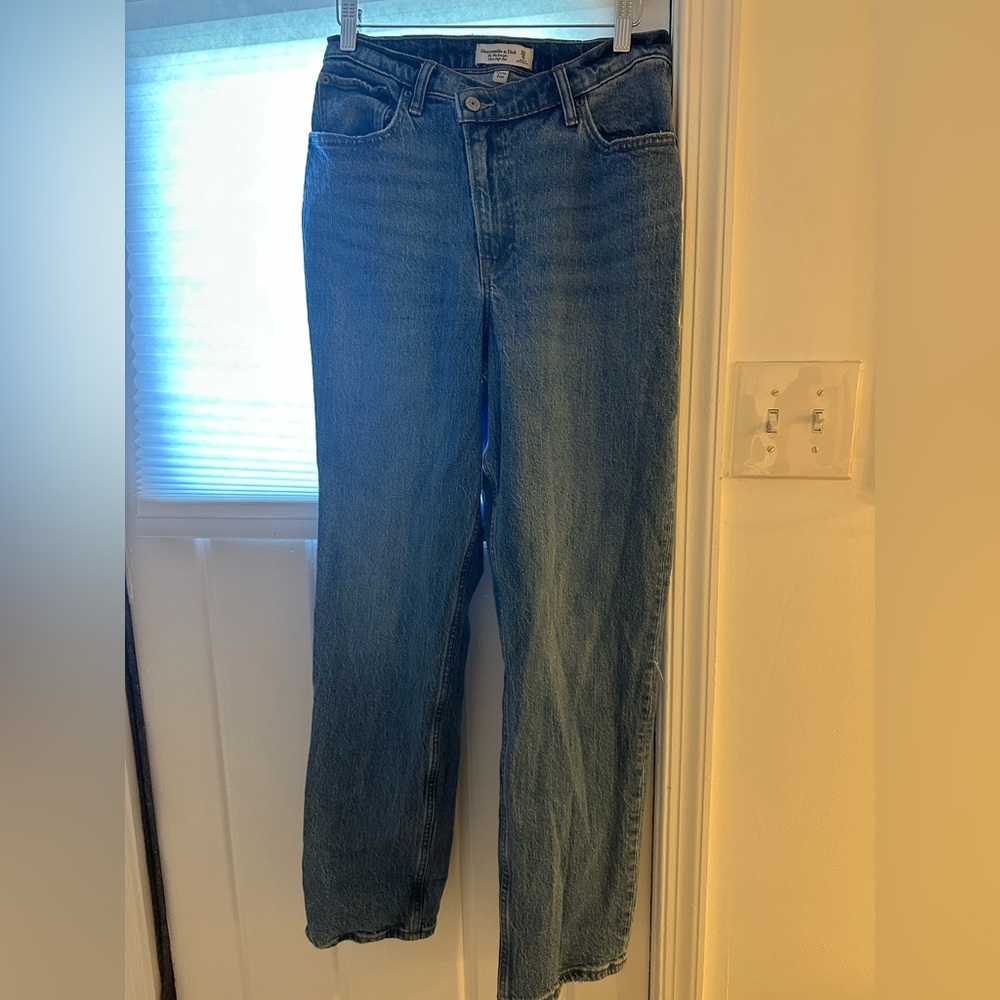 Abercrombie & Fitch Curve Love 90s Straight Ultra High Rise Medium Wash Jeans - Picture 2 of 7